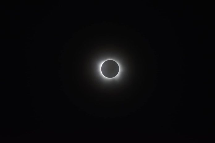 Miles de personas disfrutan en Cuatro Ciénegas del eclipse solar