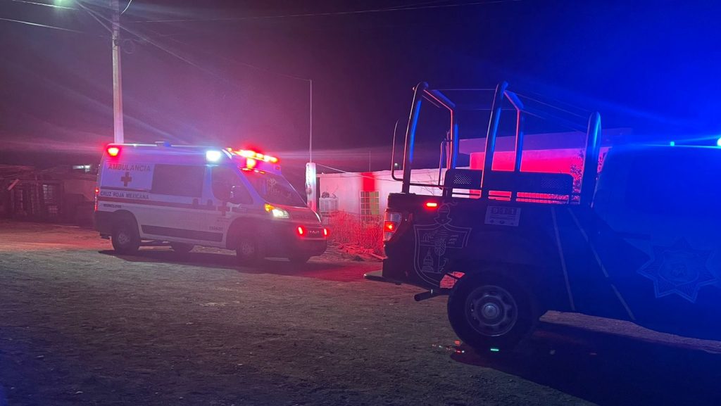 Ambulancia y policía en la colonia Paloma Cordero de Monclova. Le niegan dinero para comprar cerveza y se suicida