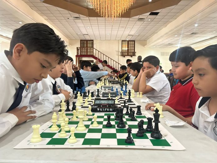 Participan niños en torneo de ajedrez, buscan pase a estatal