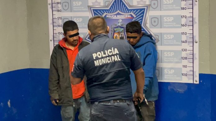 Oficiales de la Unidad SP213 detectaron a los sujetos en la avenida Adolfo López Mateos al ver la unidad intentan darse a la fuga, pero la rápida respuesta del oficial preventivo y su compañera evitaron que lograran subirse a una motocicleta.