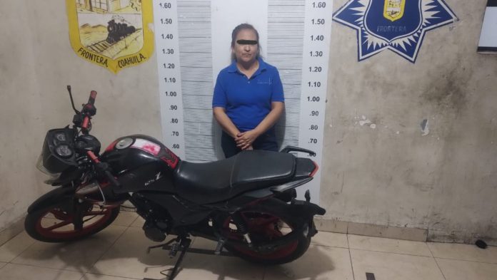 Policías detienen a mujer que robó motocicleta