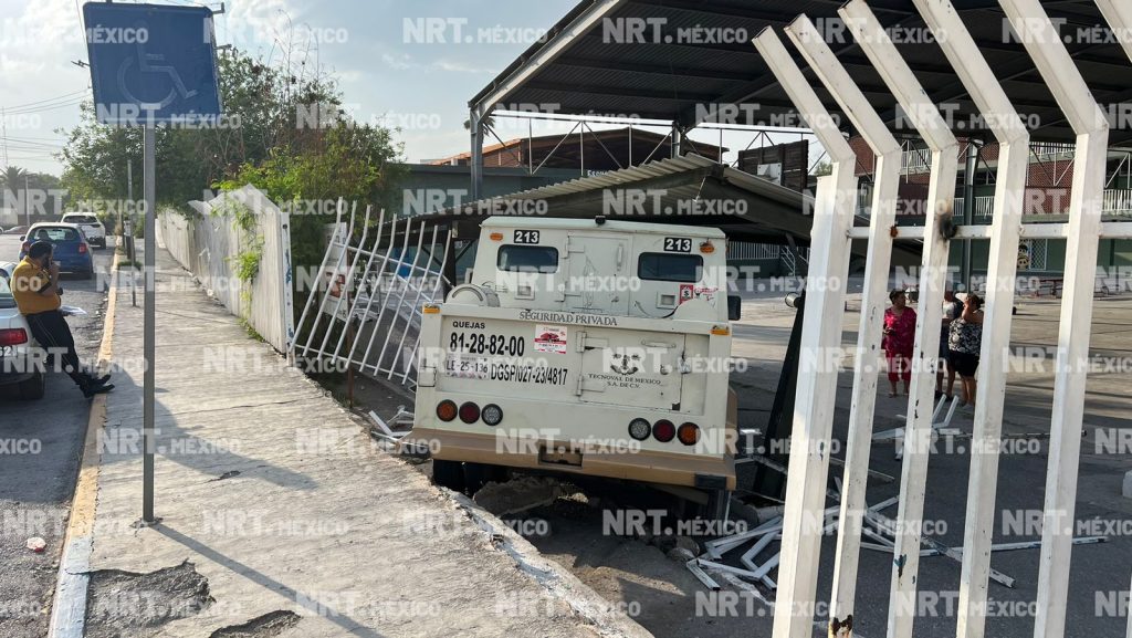 Tras tumbar parte de la barda metálica el camión se metió a la escuela