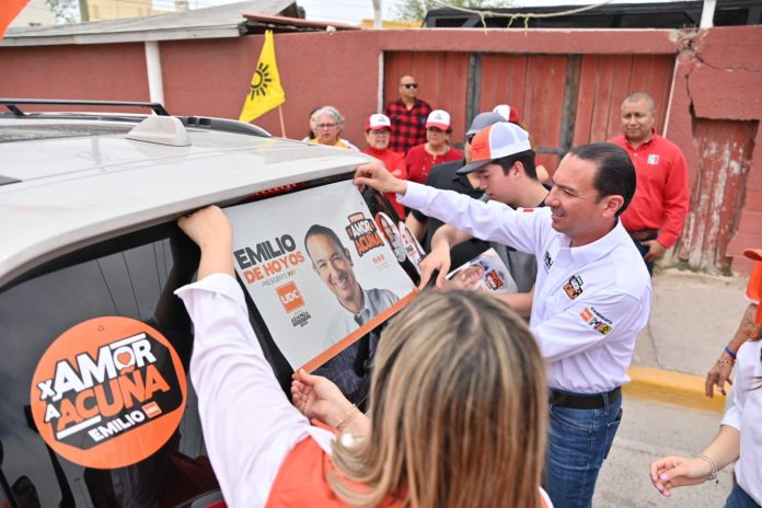 Emilio de Hoyos se reúne con líderes y encabeza pega de calcas