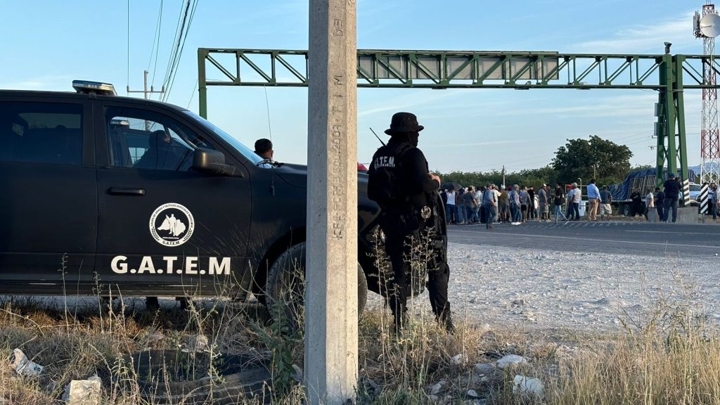Obreros y ex obreros de AHMSA bloquean la 57; exigen pagos pendientes