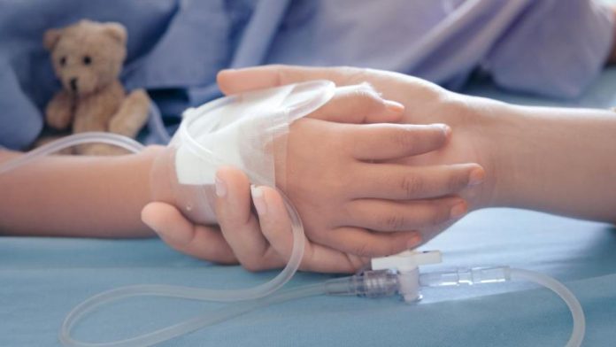 Madre vence al cáncer pero pierde trágicamente a su hijo de siete años