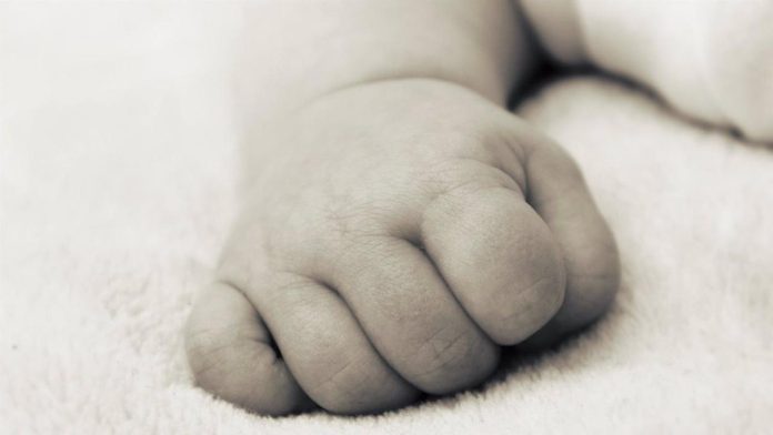 Bebé de 6 meses fallece mientras dormía con sus padres