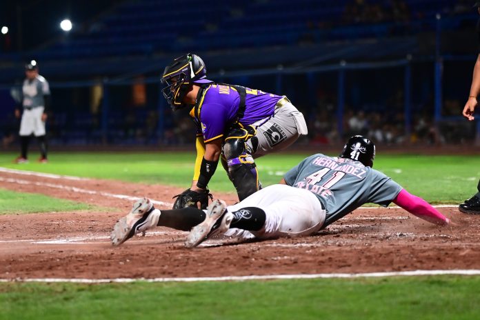 Los Acereros blanquean a Los Dorados
