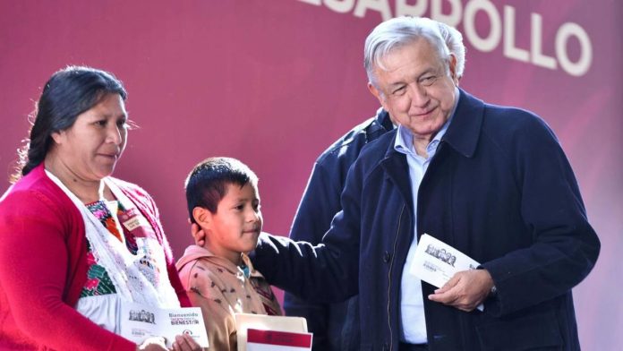 AMLO acusa de hipócrita a la oposición por apoyar programas sociales Antes los criticaban