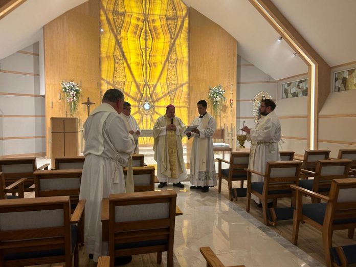 Obispo Hilario González bendice nueva Capilla del Santísimo