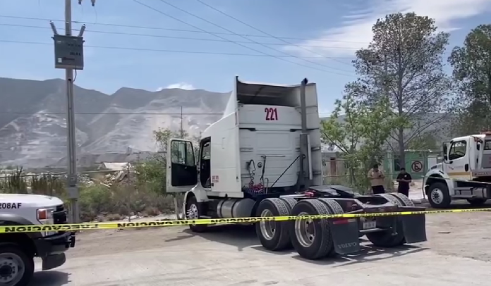 Hombre pierde la vida a bordo de tractocamión en Coahuila