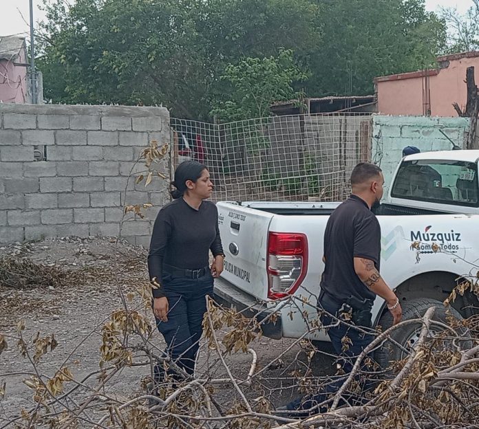 Con apoyo de autoridades visitó un negocio local