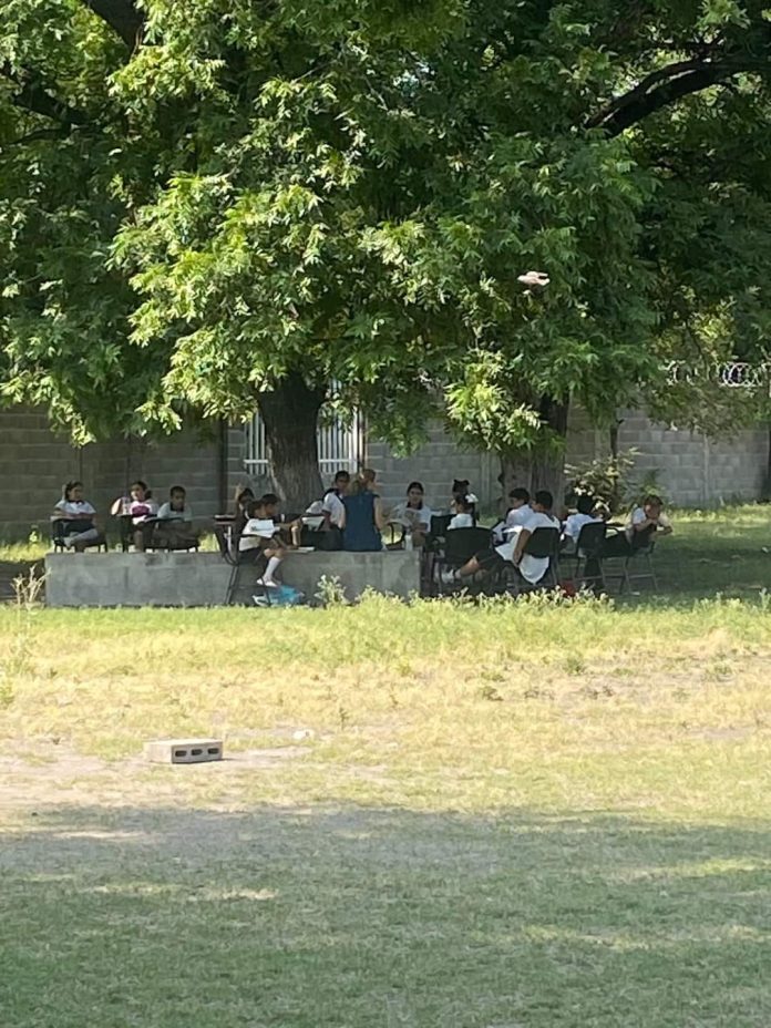 Dan clases a la intemperie en escuela de Múzquiz
