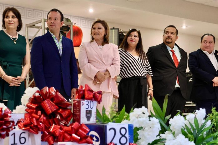 Diana Haro celebra a maestros de Sabinas