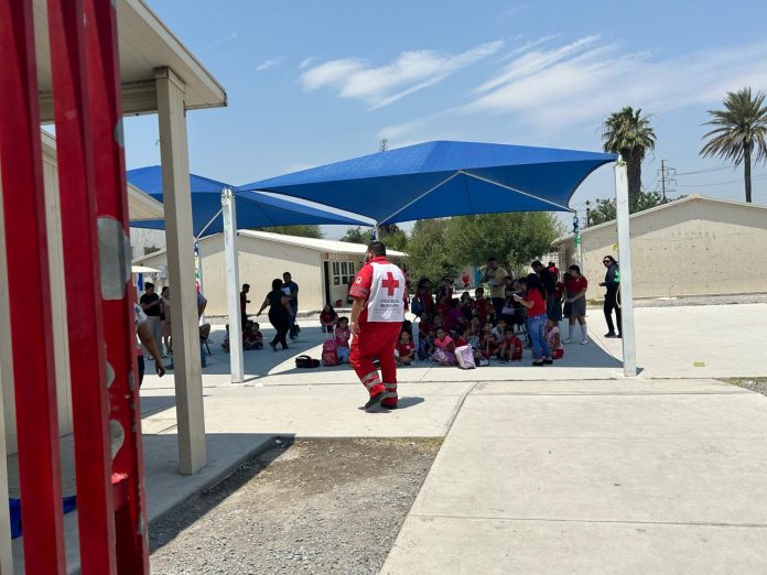 Desmaya calor a tres niños, una maestra e intendente en escuela