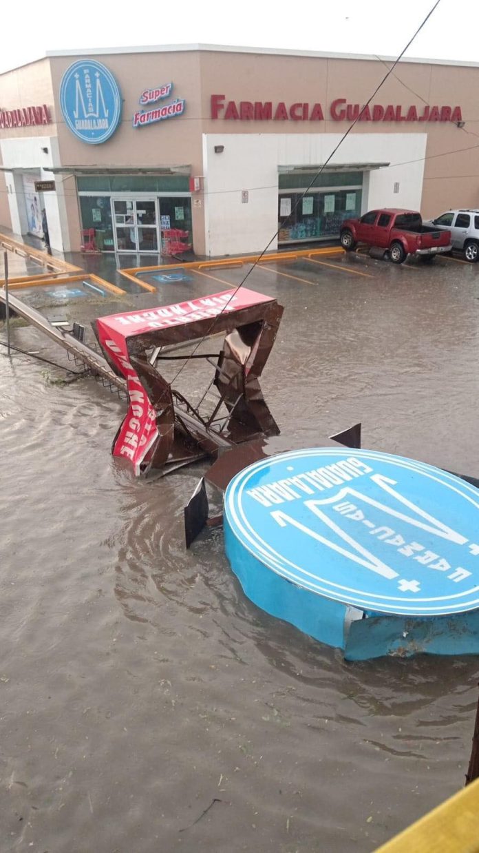 El espectacular de conocido negocio fue derribado por el viento