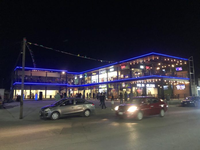 En Sabinas inaguruan nueva plaza comercial