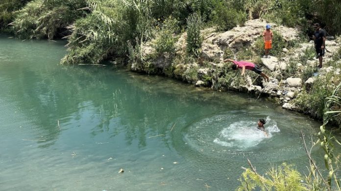 Debido a las altas temperaturas y aún afortunado aforo de agua en un tramo del río Monclova, muchos ciudadanos acuden a refrescarse.