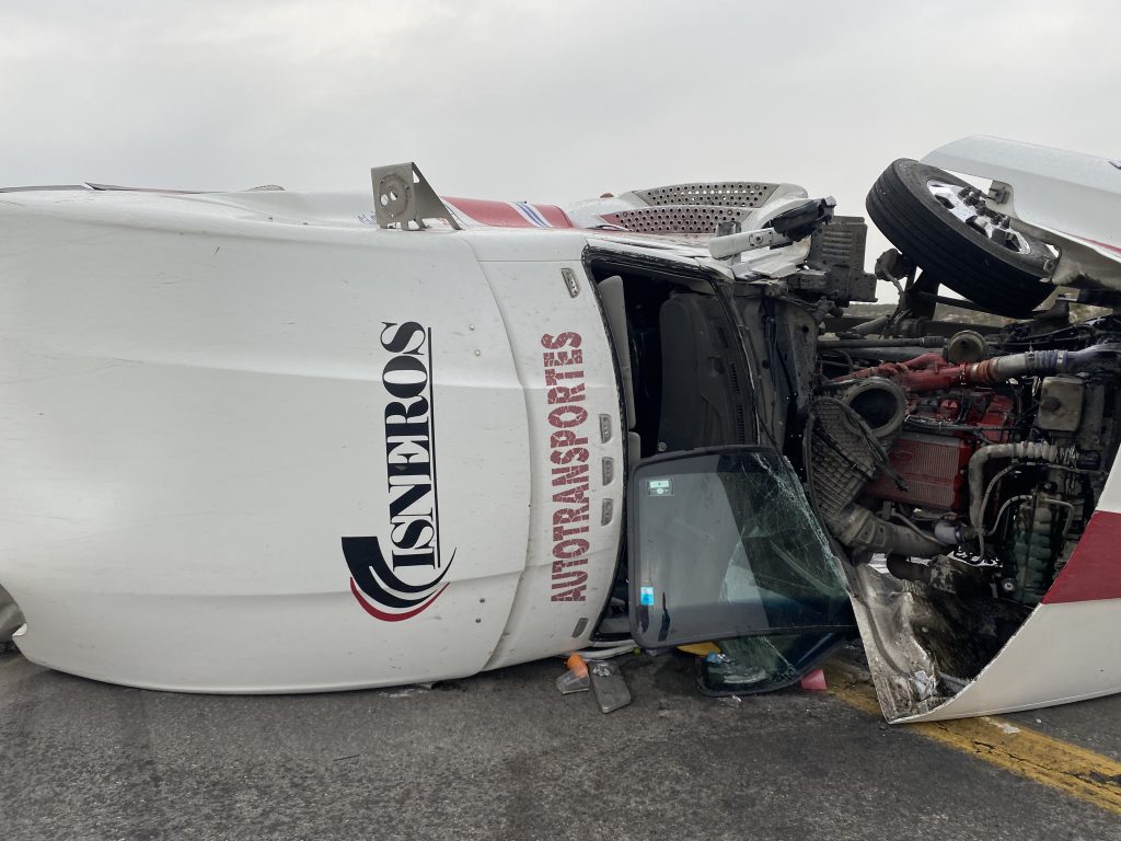 Ebrio conductor de "Autotransportes Cisneros" protagoniza fuerte accidente en la 57