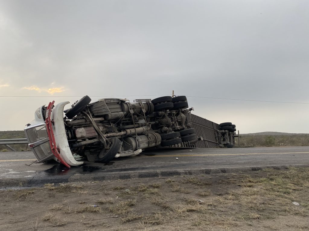 Ebrio conductor de "Autotransportes Cisneros" protagoniza fuerte accidente en la 57