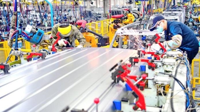 Industriales llaman a AMLO y Biden a agilizar el comercio transfronterizo