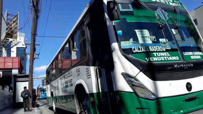Joven pierde la vida tras ser atropellada por ruta urbana en Monterrey