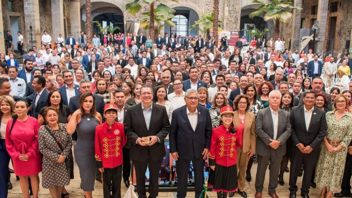 Lotería Nacional celebra 80 años del SNTE con un billete conmemorativo