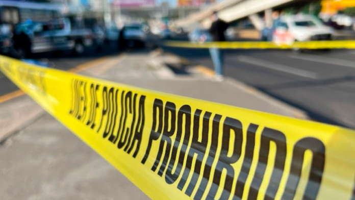 Madre mata a su bebé y la abandona en una maleta bajo un puente