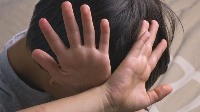 Menor es resguardado por las autoridades tras presunto maltrato