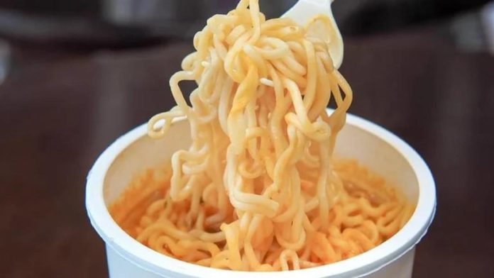 Mujer encuentra vidrio en sopa instantánea y se lastima la lengua