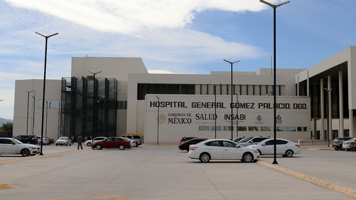 Mujer intoxicada tras intentar apagar incendio en su casa