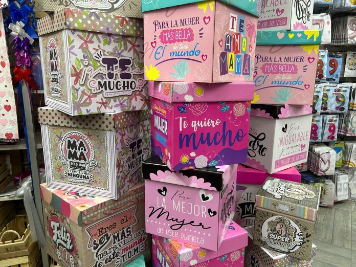 Tiendas en Monclova se preparan para el Día de las Madres