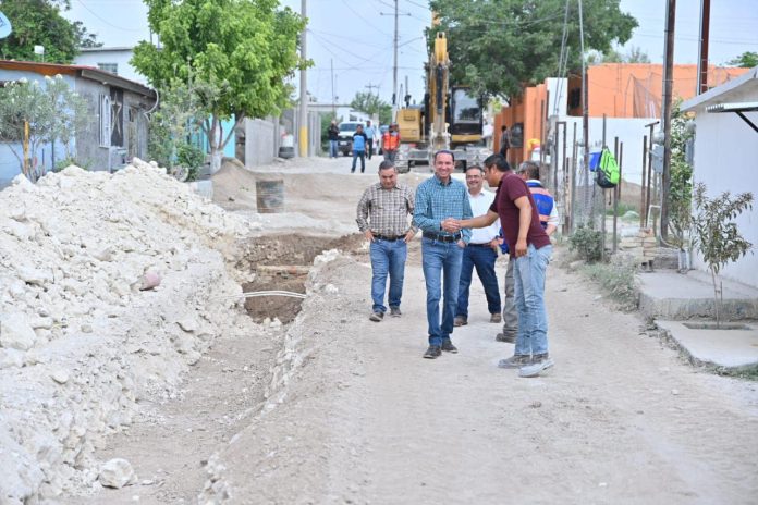 Simas Acuña supervisa trabajos de introducción de red de drenaje en la colonia Francisco Saracho