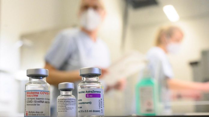 Vacuna AstraZeneca deja de comercializarse mundialmente