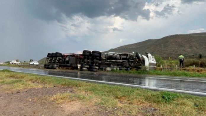 Volcadura de camión por pavimento húmedo en la carretera Saltillo-Torreón