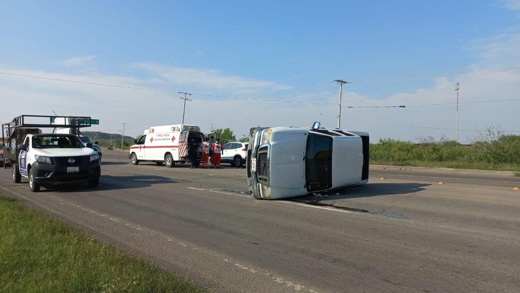 Bache "carretero" provoca volcadura en la 57