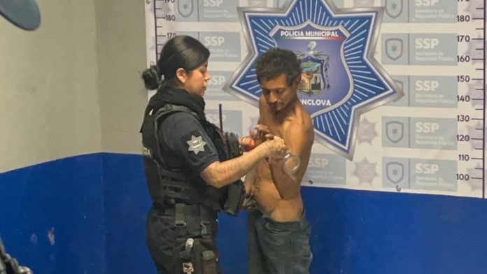Un hombre bajo los efectos de sustancias tóxicas que merodeaba al exterior se una tienda de conveniencia de la colonia El Campanario fue detenido por policías municipales. El hombre fue reportado por las encargadas del comercio de 24 horas luego que ya tenía un par de horas asomándose y sentándose en la banqueta por lo que temieron por su integridad. Oficiales de la unidad SP225 se dirigieron al lugar y tras verle le detuvieron el tipo no mostró resistencia se encontraba semidesnudo y de ratos lúcido y otras veces pareciera afectado de sus facultades mentales. Ante control legal de detenidos se identificó como Jesús Adrián Espitia Lugo 40 años sin dar referencia de domicilio en la Ciudad determinando su ingreso por la falta administrativa de inhalar sustancias tóxicas.