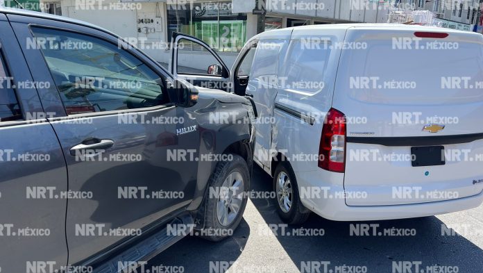 Inexperto conductor provoca choque al invadir carril por querer meterse en contra
