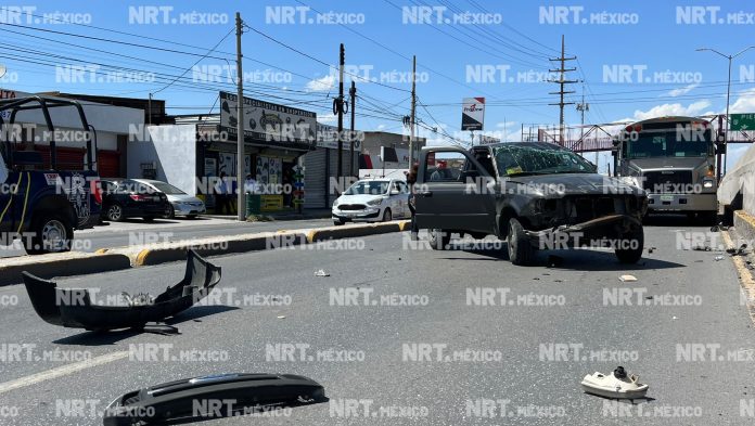 Choca camión de trasporte de personal y camioneta