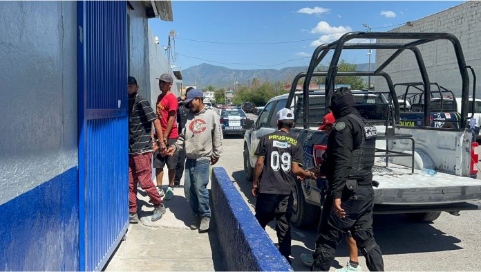 Policías detienen a 6 en operativo de presencia