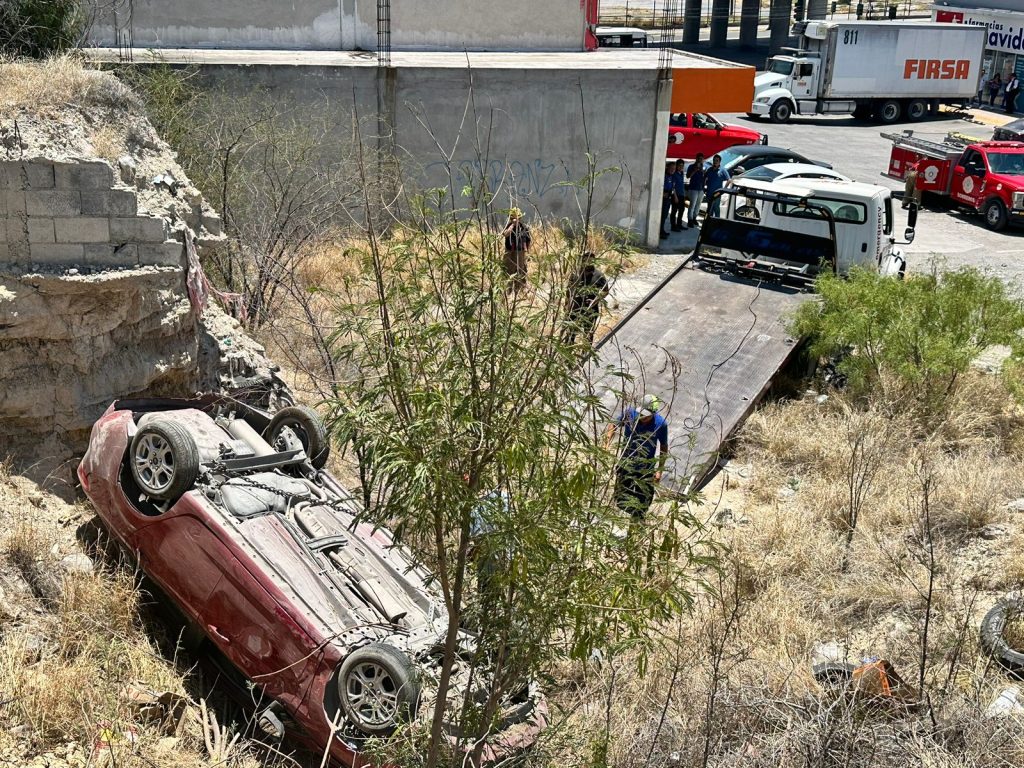 Despistado conductor cae a barranco de 4 metros