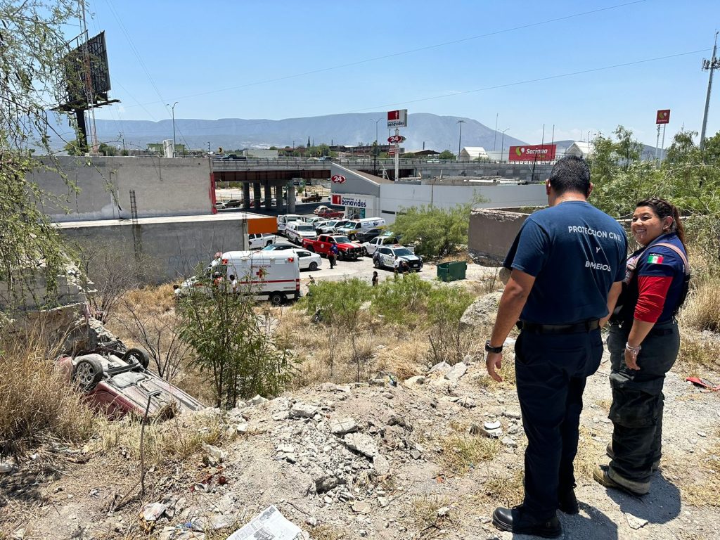 Despistado conductor cae a barranco de 4 metros