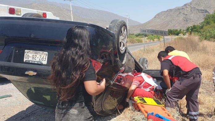 Abuelita queda lesionada en volcadura; su hija y nieta con lesiones menores