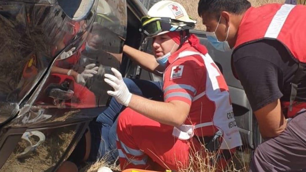 Abuelita queda lesionada en volcadura; su hija y nieta con lesiones menores