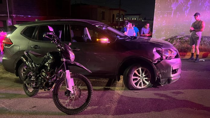 Se lesiona pierna motociclista al chocar con camioneta