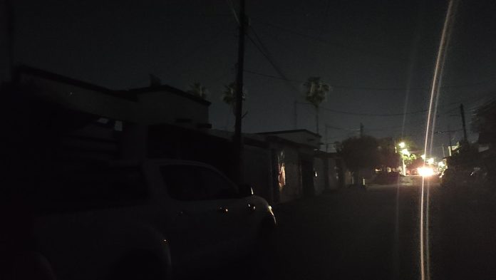 Vecinos de Monclova llevan más de 24 horas sin electricidad y CFE no responde