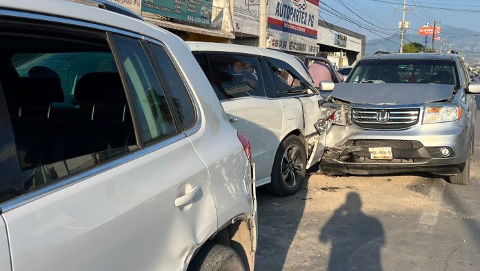 Choque carambola deja dos lesionados y daños materiales
