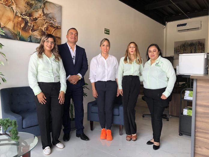 Zulmma Guerrero con el director general de Inmobiliaria Fénix Héctor Alejandro Contreras