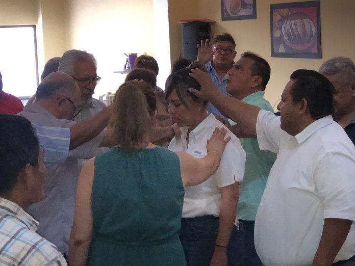 Zulmma Guerrero recibió las oraciones de pastores evangélicos de Sabinas