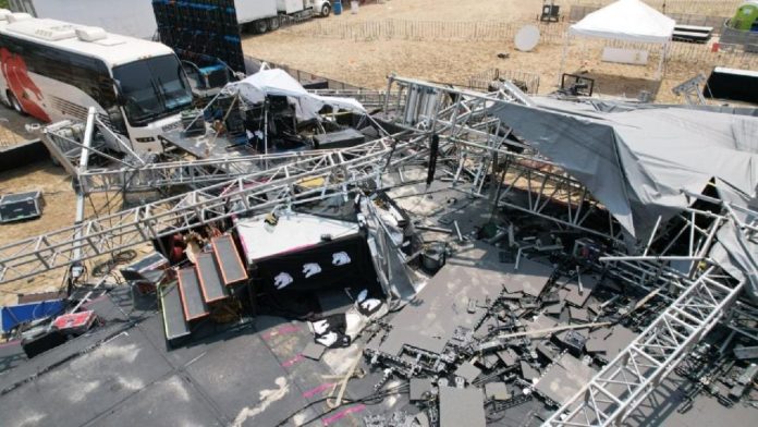 No había fallas, fuertes vientos causaron el colapso del escenario en San Pedro: Protección Civil