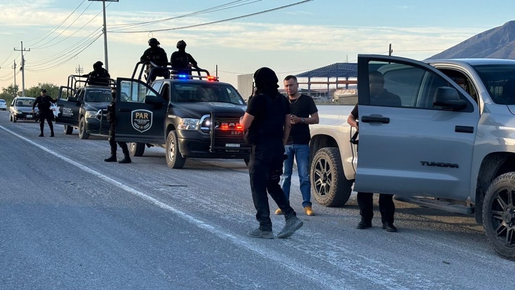 Obreros y ex obreros de AHMSA bloquean la 57; exigen pagos pendientes